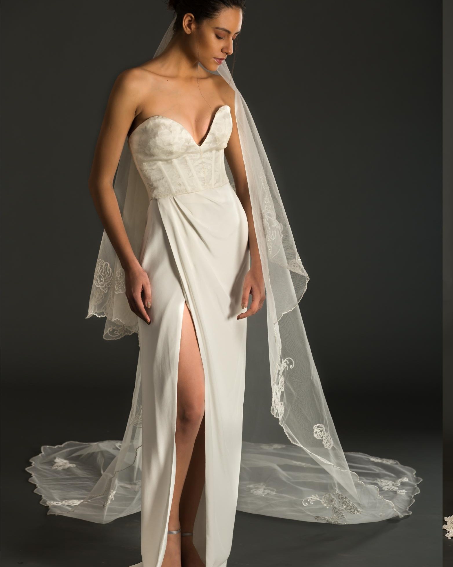 ANOVE SS18 look 003, slit gown with beaded lace cathedral veil